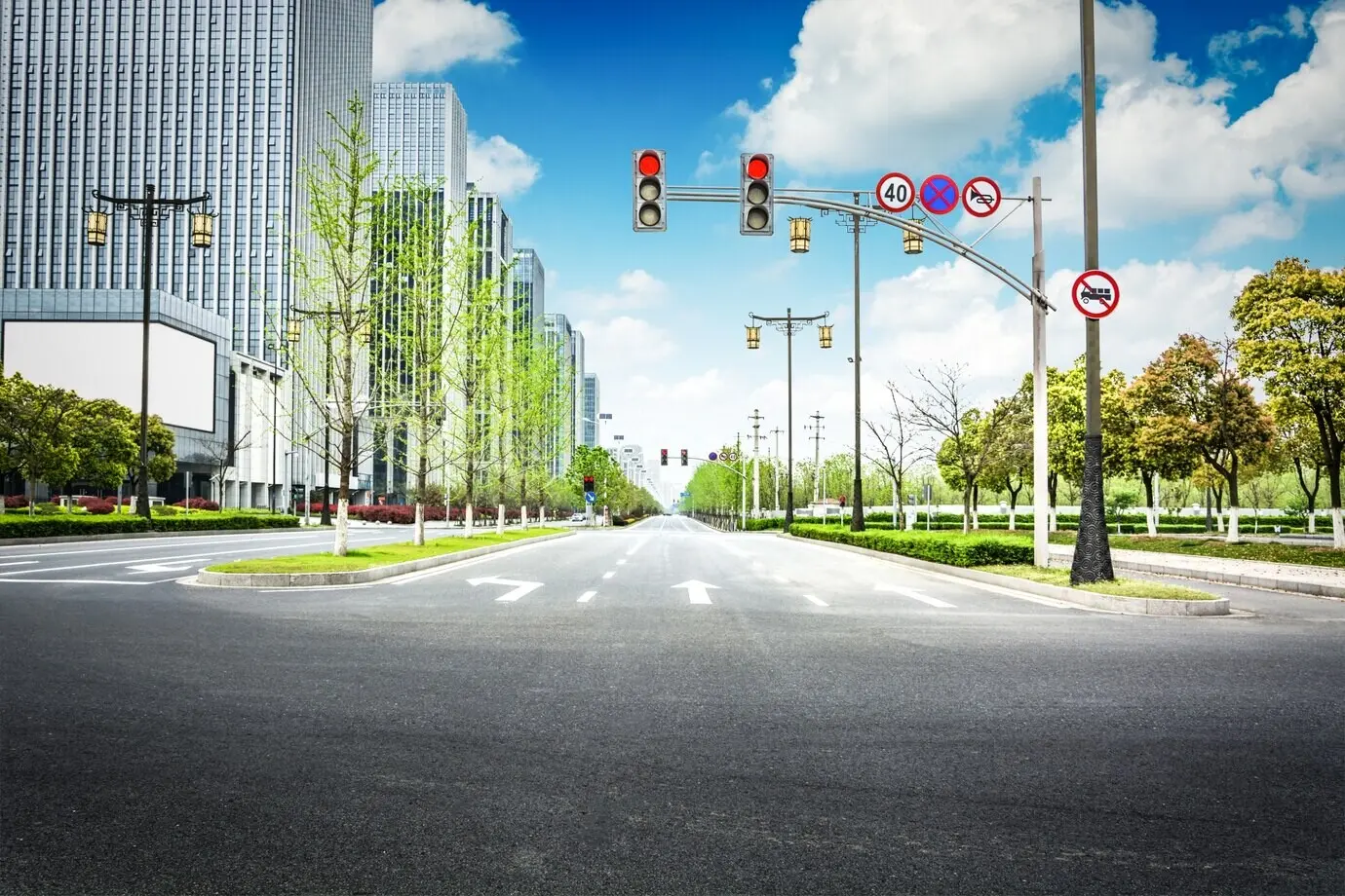 Leere Asphaltstraße, die durch eine moderne Stadt in China führt.